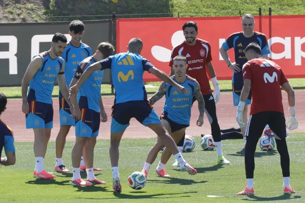 لاعبو المنتخب الإسباني مطالبون بتأكيد جدارتهم كمرشح أول للفوز بالمونديال (ا ب ا)