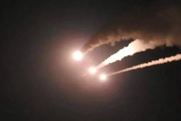 إيران تطلق صواريخ باتجاه إسرائيل في موقع غير معروف في صورة ثابتة مأخوذة من مقطع فيديو نُشر 7 يونيو (رويترز)