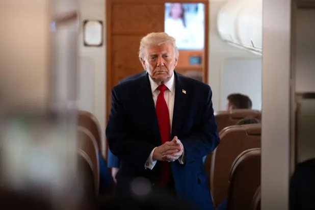 ABD Başkanı Donald Trump, 5 Haziran 2026 Cuma günü, Maryland eyaletindeki Andrews Hava Üssü’nden Wisconsin eyaletine yapılan uçuş sırasında Air Force One’da gazetecilerle konuşuyor. (AP)