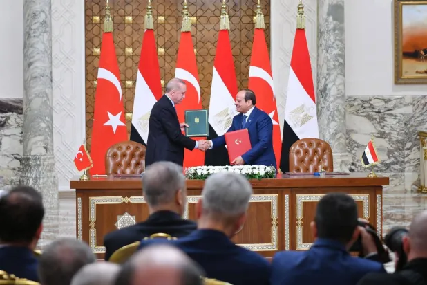 مصر وتركيا وقعتا اتفاقية للتعاون العسكري خلال زيارة إردوغان للقاهرة في فبراير الماضي (الرئاسة المصرية)