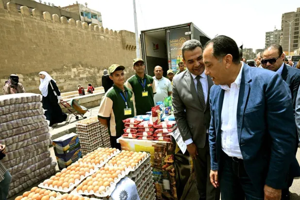 رئيس الوزراء مصطفى مدبولي أثناء تفقد أحد منافذ بيع السلع المدعمة الشهر الماضي (صفحة وزارة التموين على فيسبوك)