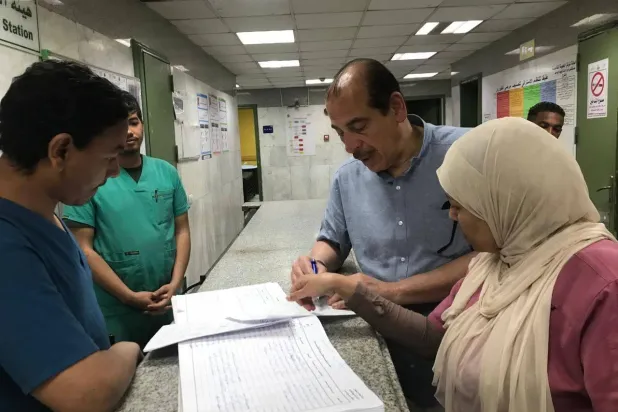 تضبط الجهات الرقابية في مصر منتحلي صفة الأطباء بين الحين والآخر (وزارة الصحة المصرية)