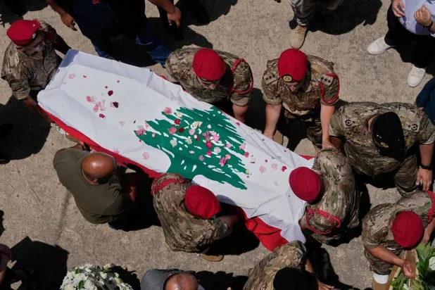  Lebanese army soldiers carry the coffin of captain Elie Khoury, who was killed on Saturday in an Israeli airstrike, during his funeral procession in Kfar Jarra, southern Lebanon, Monday, June 8, 2026. (AP) 