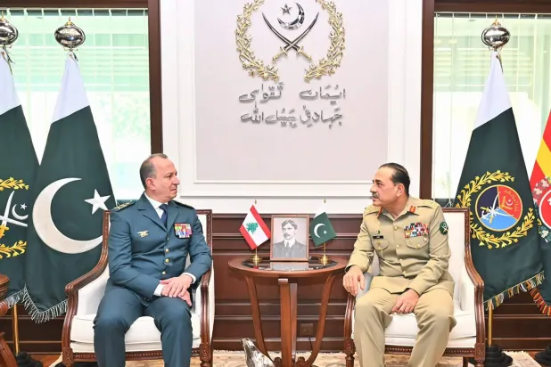 Munir ve Heykel bugün Pakistan'da yaptıkları görüşmede (AFP)