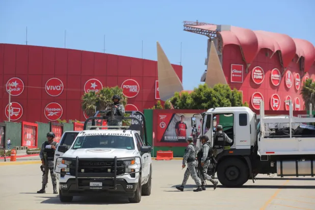 منتخب إيران يتدرب وسط إجراءات احترازية أمنية عالية (رويترز)