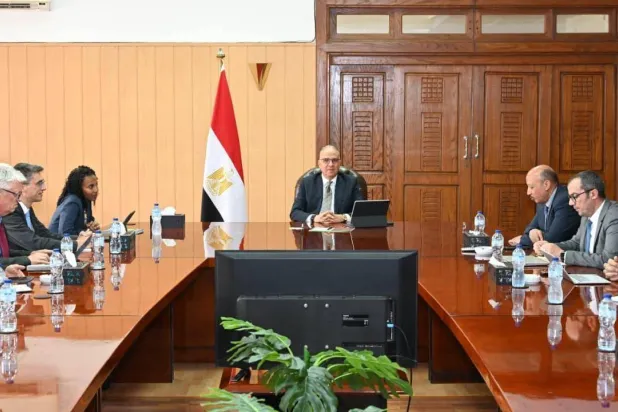 وزير الري المصري خلال اجتماعه مع وفد البنك الدولي في القاهرة الثلاثاء (صفحة وزارة الري على «فيسبوك»)