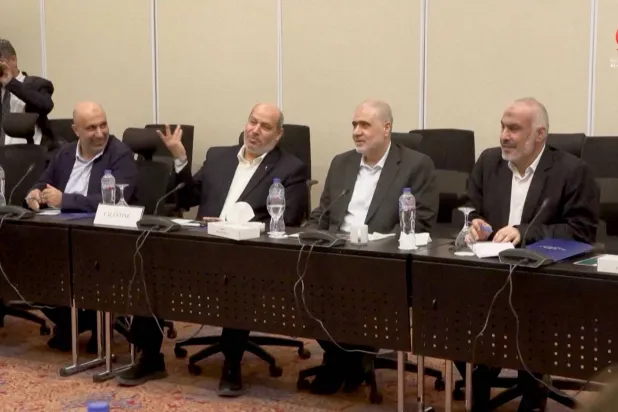 خليل الحية المسؤول البارز في «حماس» يُشير بيده خلال اجتماع قبل إعلان اتفاق وقف إطلاق النار بغزة بمدينة شرم الشيخ... أكتوبر الماضي (قناة القاهرة الإخبارية)