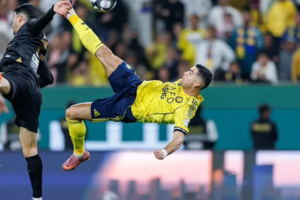 هدف البرتغالي كريستيانو رونالدو قائد النصر أمام الخليج (رويترز)