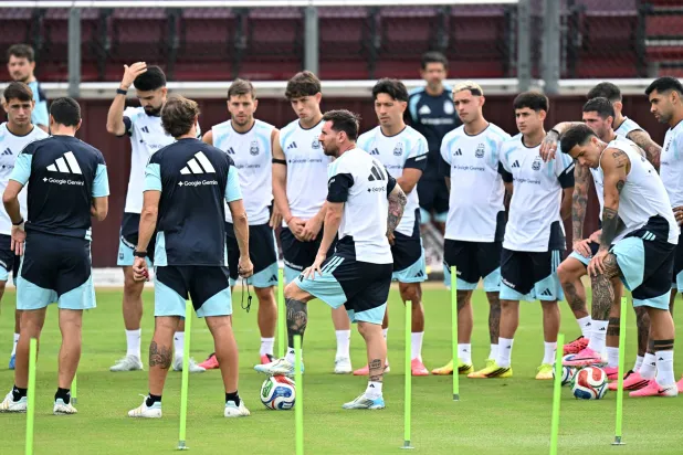 ميسي ركيزة الأرجنتين وقائدها محاط باللاعبين خلال التدريب قبل بدء مشموار المونديال (رويترز)