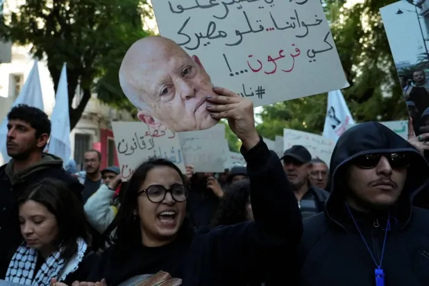 Başkent Tunus’ta düzenlenen bir gösteriye katılan göstericiler ve siyasi muhalifler (Reuters)