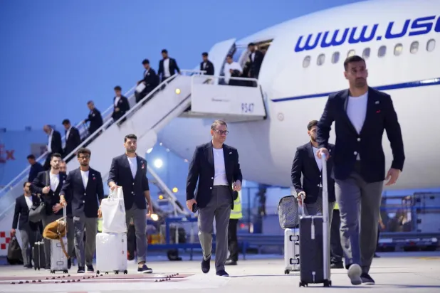 منتخب إيران لكرة القدم عند وصوله إلى تيخوانا (رويترز)