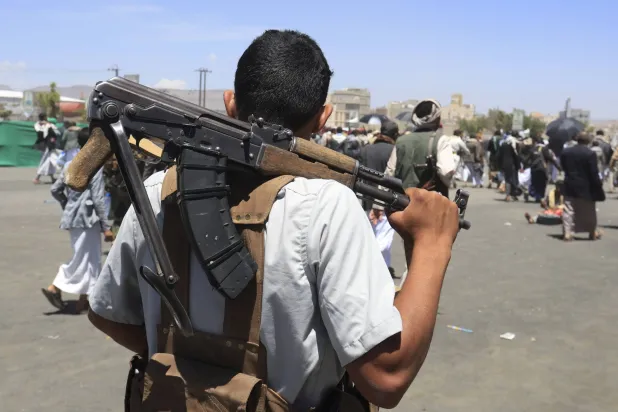 مسلح حوثي في صنعاء خلال حشد لمناسبة ما تسميه الجماعة «يوم الولاية» (إ.ب.أ)