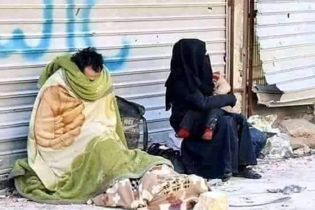 عائلة يمنية مشردة بعد توقف مصدر دخل العائل (إكس)