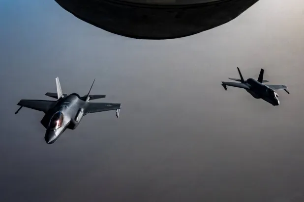 مقاتلتان من طراز الشبح F-35A تابعتان للقوات الجوية الأميركية أثناء تحليقهما في أجواء الشرق الأوسط  («سنتكوم»)