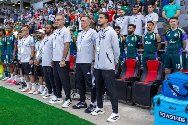 فهد المفرج يقف إلى جوار الجهاز الفني في ودية الأخضر أمام السنغال (المنتخب السعودي) 