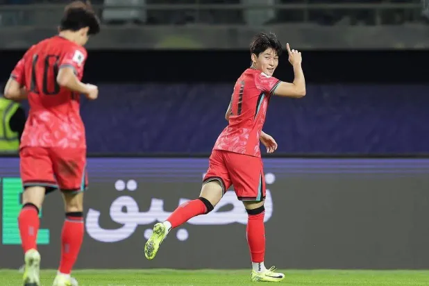 يُعد لاعب خط وسط ستوك سيتي أصغر اللاعبين في قائمة كوريا الجنوبية (حساب اللاعب عبر إنستغرام)