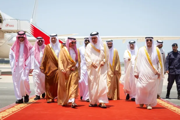 وزير الخارجية السعودي يصل إلى المنامة وفي مقدمة مستقبليه وزير خارجية البحرين (الخارجية السعودية)