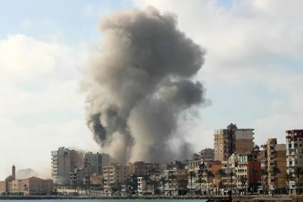 الدخان يتصاعد من موقع غارة جوية إسرائيلية استهدفت حياً في مدينة صور الساحلية جنوب لبنان (أ.ف.ب)