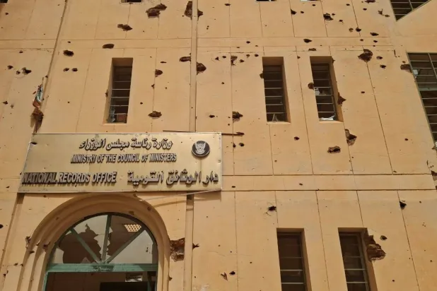 آثار الحرب على مقر «دار الوثائق القومية» (الشرق الأوسط)