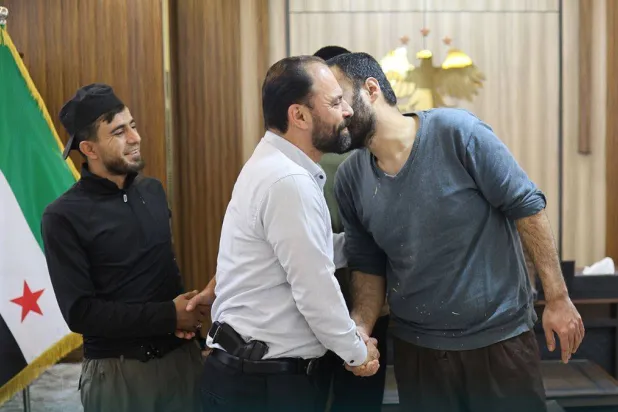 الأمن الداخلي السوري يستقبل المحتجزين الذين جرى تحريرهم من سجون «الحرس الوطني» في السويداء الجمعة (الإخبارية السورية)