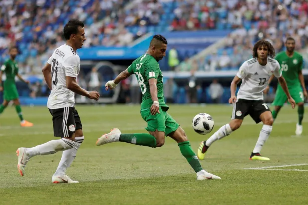 السعودية تهزم مصر 2-1 في كأس العالم 2018 (رويترز)