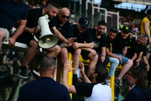 جماهير يوفنتوس استدعوا قائد الفريق مانويل لوكاتيلي لإبلاغه بمطالبهم (أ.ف.ب)