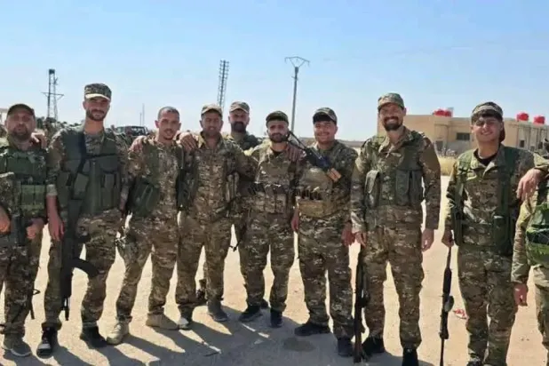 Kamışlı Tugayı, hükümet güçlerine entegrasyonu eğitimine katılmak üzere Nebek'e hareket ederken (Haseke Gözlemevi)
