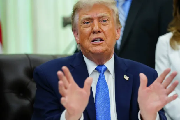الرئيس الأميركي دونالد ترمب يتحدث من المكتب البيضاوي بالبيت الأبيض في العاصمة واشنطن 10 يونيو 2026 (إ.ب.أ) 
