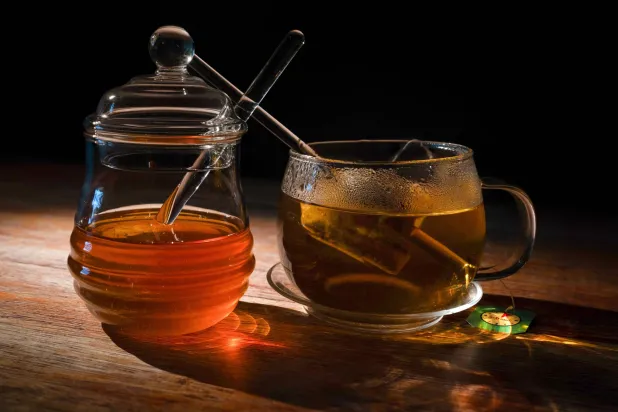 هناك عدة فوائد صحية لإضافة ملعقة من العسل إلى كوب الشاي (بيكسلز)