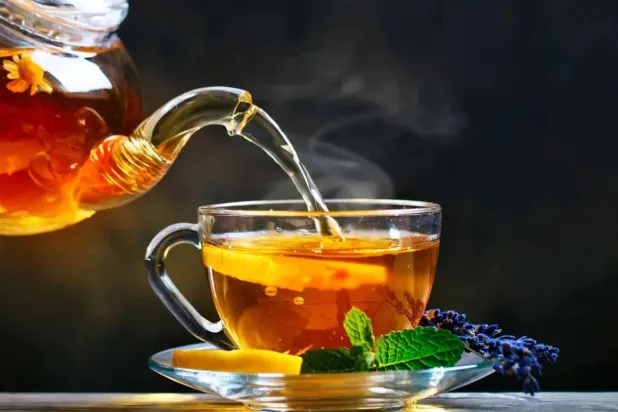 الشاي بالعسل... أكثر من مشروب دافئ (شاترستوك)
