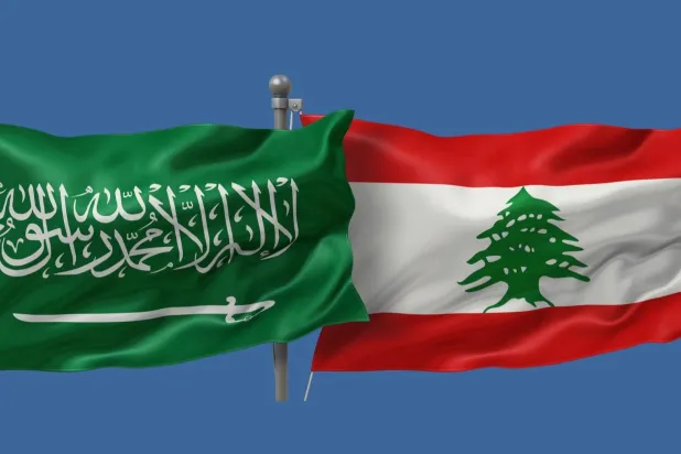 صورة للعلمين اللبناني والسعودي (الوكالة الوطنية للإعلام)