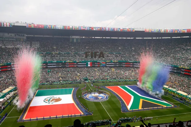 أعلام المكسيك وجنوب أفريقيا تتصدر مشهد حفل الافتتاح (أ.ف.ب)