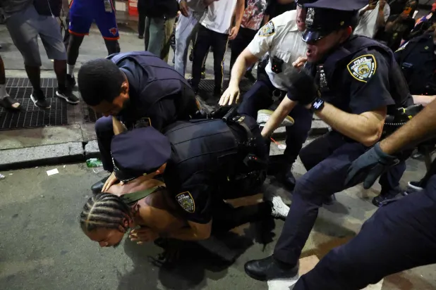 جرى توقيف 15 شخصا بينما أُطلق سراح 41 شخصاً (أ.ف.ب)