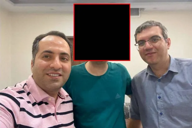 مهدي صادقي رفقة شخصين من بينهم محمد عابديني في صورة حصل عليها المدعون الفيدراليون في بوسطن من هاتفه (رويترز)