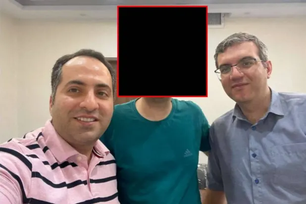 Boston'daki federal savcıların Mehdi Sadeki'nin telefonundan elde ettiği bir fotoğrafta, Mohammad Abedini de dahil olmak üzere iki kişi daha görülüyor, (Reuters)