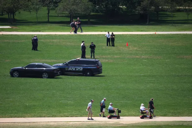 Washington'daki National Mall'da "8647" numarasının göründüğüne ilişkin bir rapora yanıt veren güvenlik personeli, (AFP)