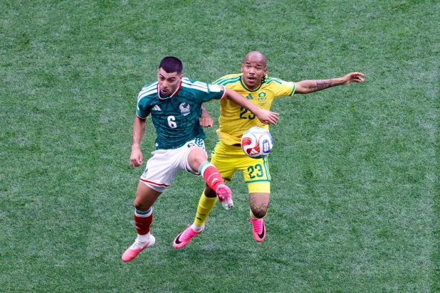 إريك ليرا لاعب وسط المكسيك (أ.ف.ب) 