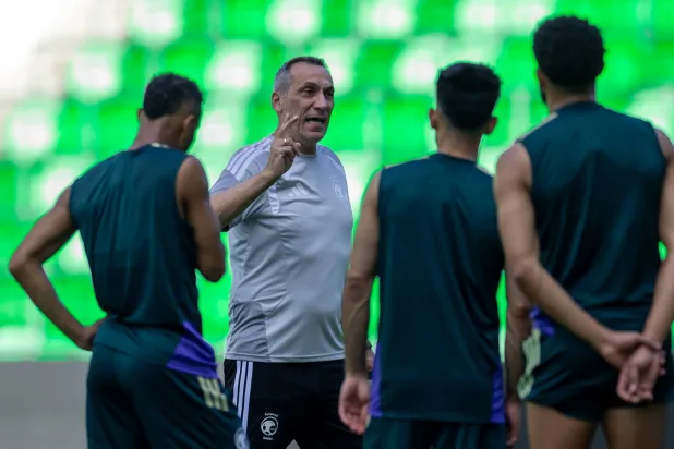 دونيس يوجه اللاعبين خلال الحصة التدريبية (المنتخب السعودي) 