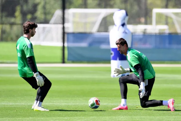 Football - FIFA World Cup 2026 - Belgium Training - Seattle Sounders FC Performance Center and Clubhouse, Renton, Washington, US - June 11, 2026 Belgium's Thibaut Courtois with Seattle Sounders' Max Anchor during training. (Reuters) 