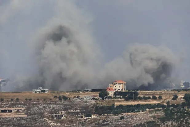 İsrail'in hava saldırısının ardından güney Lübnan'dan yükselen dumanlar, 12 Haziran 2026'da Lübnan'ın Marjayoun kentinden görüntülendi (Reuters)