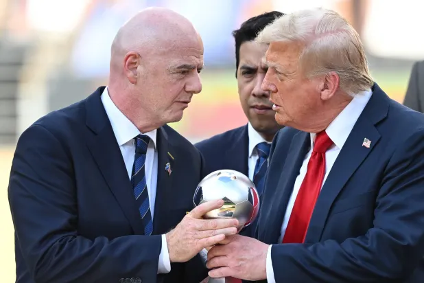 ترمب مع رئيس «فيفا» 13 يوليو 2025 (د.ب.أ)