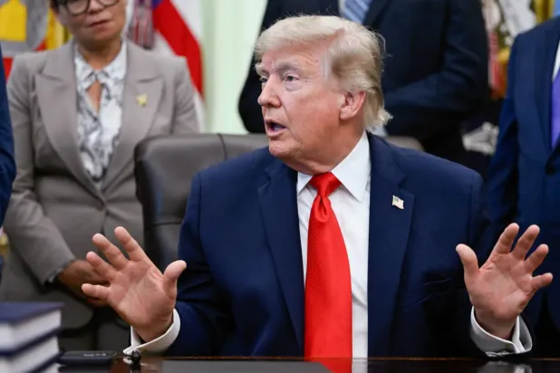 ABD Başkanı Donald Trump, Oval Ofis'te gazetecilere açıklama yapıyor (Reuters)