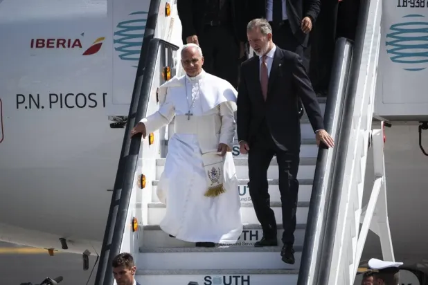 Pope Leo XIV (L) and King Felipe VI disembark from the plane that was supposed to take the pontiff back to Rome after his seven-day trip to Spain, due to technical problems preventing its takeoff from Los Rodeos Airport, Tenerife Island, Canary Islands, 12 June 2026. (EPA)