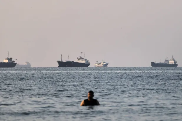 مضيق هرمز كما يبدو من شاطئ مدينة بندر عباس الإيرانية (أ.ب)