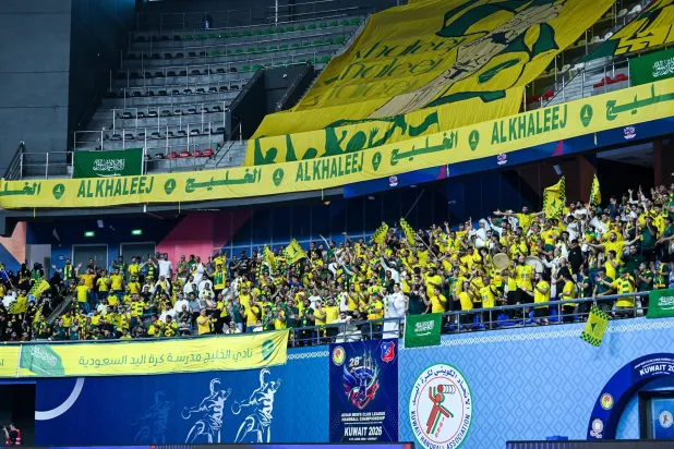 جماهير الخليج تحتفل بفوز فريقها على الدحيل (موقع النادي)