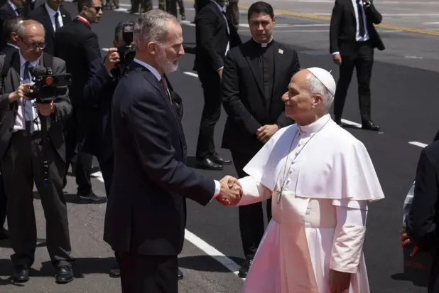 Kral Felipe VI, Tenerife havaalanında Papa'ya veda etti (EPA)