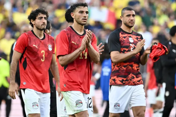 لاعبو المنتخب المصري يقومون بتحية الجماهير بعد مباراة ودية ضد البرازيل في 6 يونيو (رويترز)