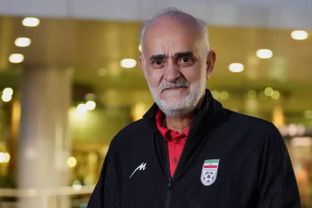 عمر نبي المشرف على المنتخب الإيراني (رويترز)