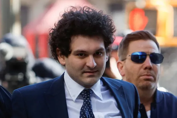 Bankman Fried, 30 Mart 2023'te New York şehrindeki Manhattan federal adliye binasının önünde yürürken (Reuters)