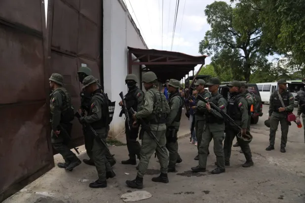Venezuela'nın Tocorón kentinde "Tren de Aragua" çetesinin ortaya çıktığı bir ıslah merkezine baskın düzenleyen askerler,(Arşiv -AP)